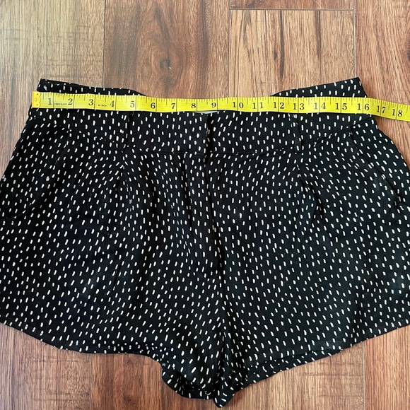 Saltwater LUXE Tracy Shorts Size Medium Black with White - Picture 3 of 7